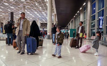 أطفال يمنيون وأولياء أمورهم يصلون إلى العاصمة الأردنية في 3 فبراير