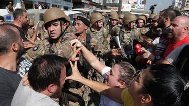 Anti-government protesters scuffle with Lebanese army soldiers in Zouk Mosbeh, north of Beirut on Nov. 5, 2019. (File photo: AP)