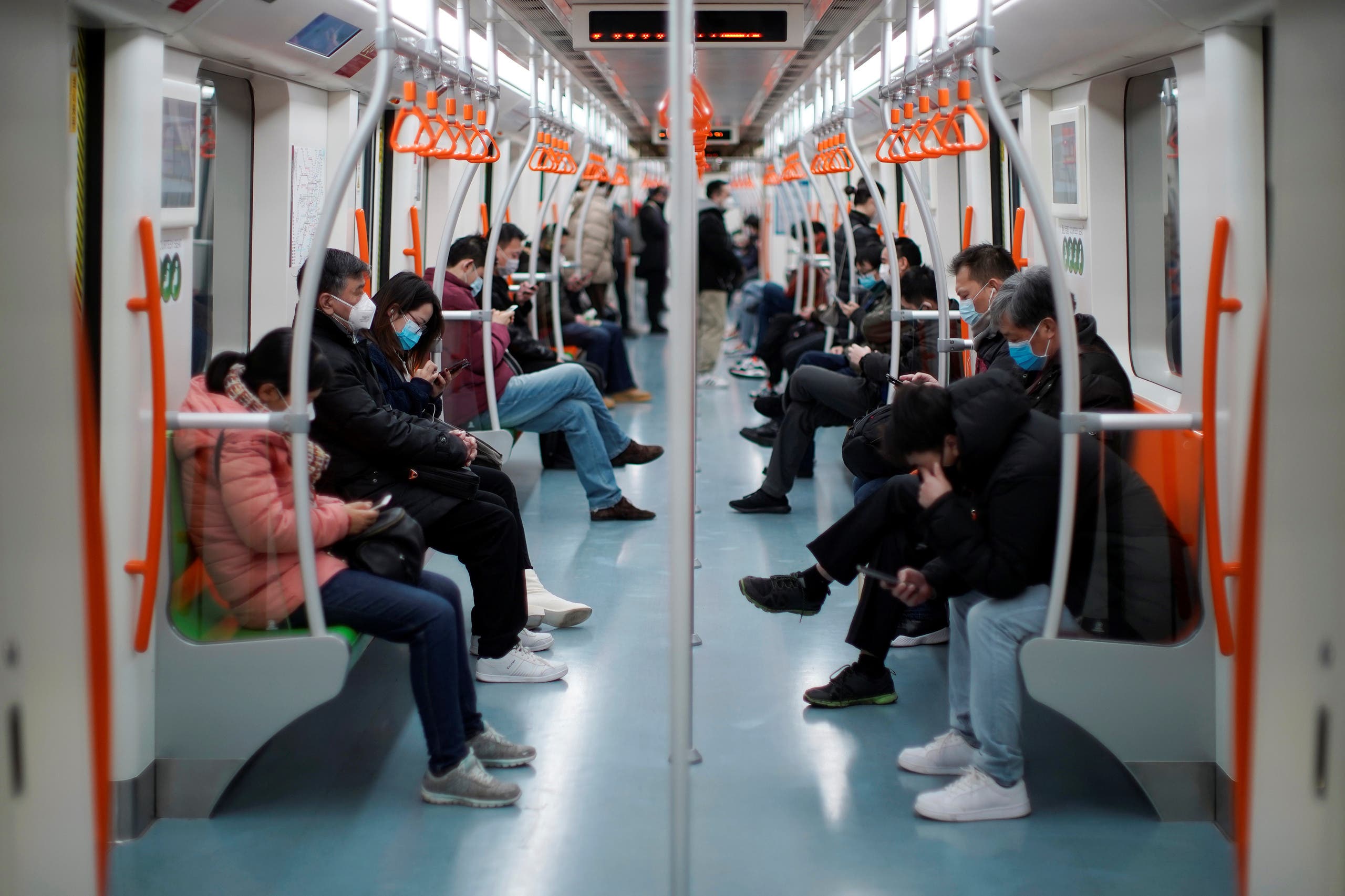 People wearing face masks ride a subway in the morning. (File photo: reuters)