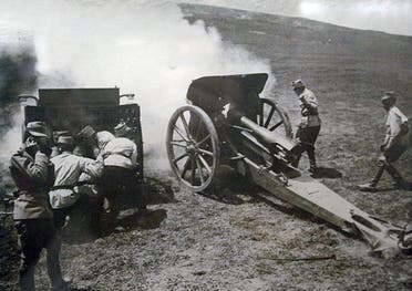 صورة لإحدى فرق المدفعية الرومانية