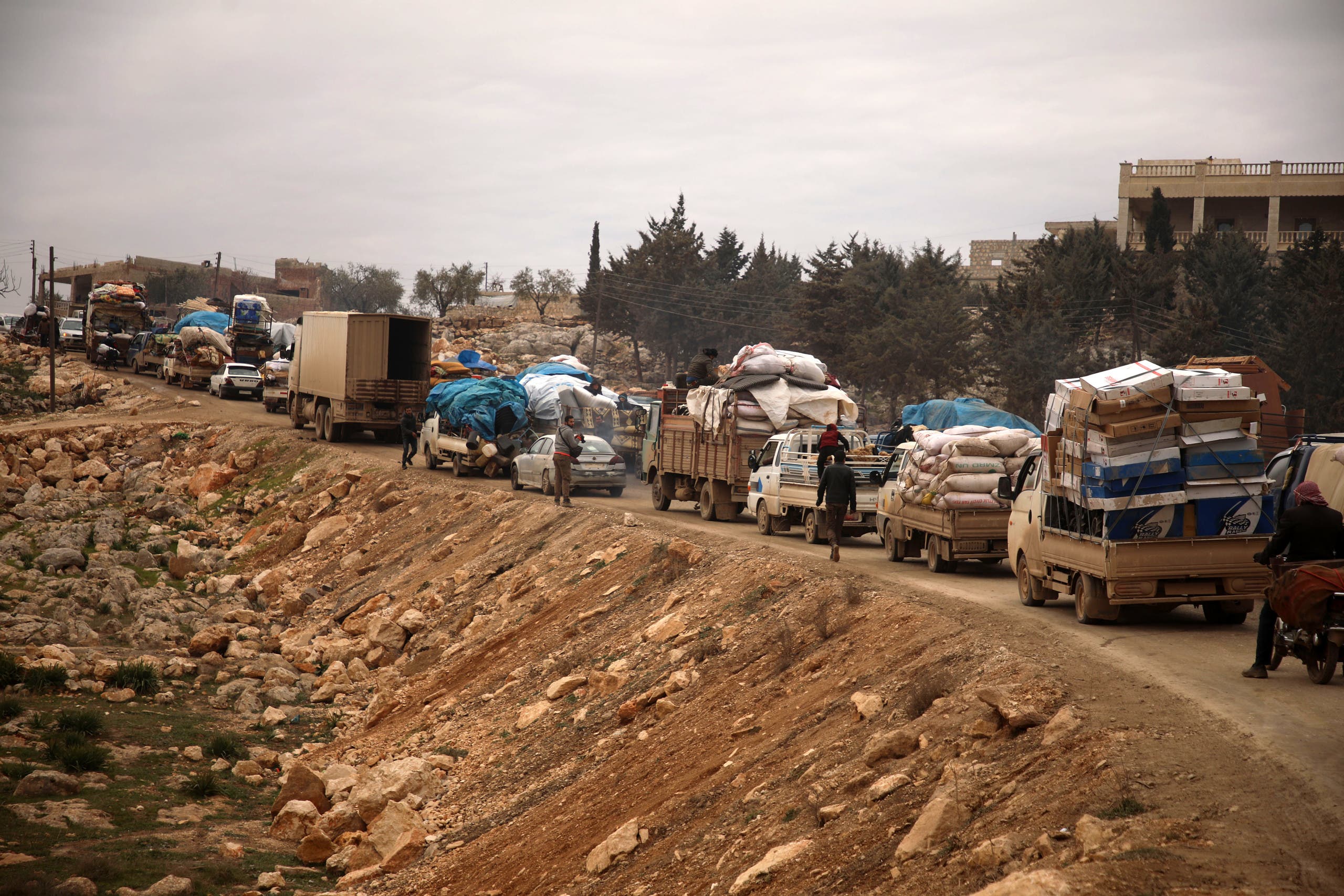 نازحون من ريف حلب الغربي يوم 11 فبراير (فرانس برس)