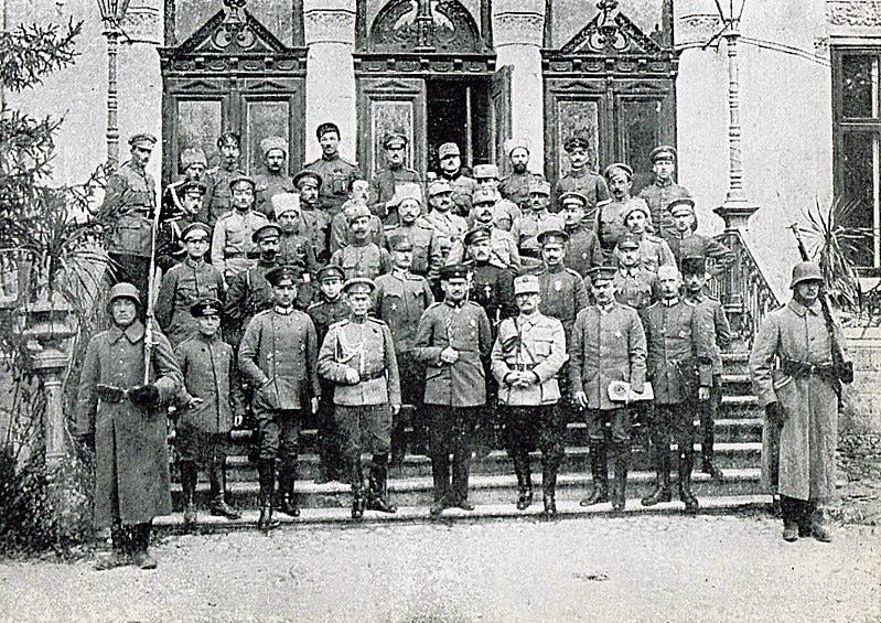 صورة للوفود التي ناقشت هدنة عام 1917 بين رومانيا والقوى الوسطى