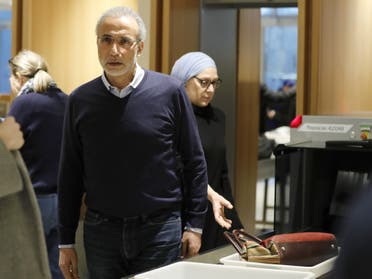 طارق رمضان وصل برفقه زوجته إيمان إلى مقر المحكمة، 13 فبراير فرانس برس