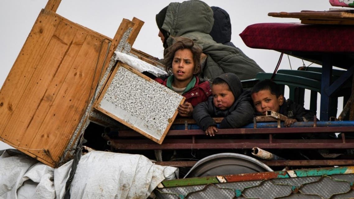 عوائل وأطفال يفرون من حلب بعد تقدم قوات النظام السوري - فرانس برس