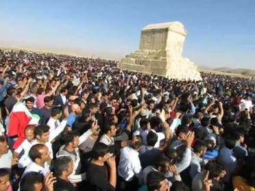 إيرانيون يحيون تاريخهم قبل الإسلام بالتجمع حول مقبرة قوروش بالقرب من شيراز