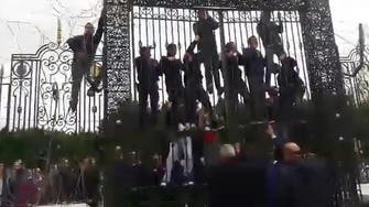 فيديو.. محاولة اقتحام لبرلمان تونس وتهديد بانتحار جماعي