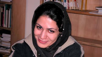 ناشطة إيرانية تتعرض لنزيف داخلي بعد اعتقالها بشكل عنيف