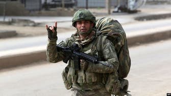 شاهد.. جندي تركي يرفع علامة فاشية في سوريا