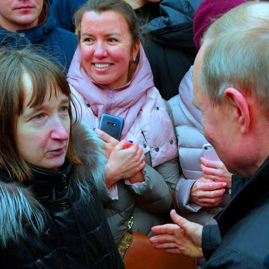  شاهد امرأة تسأل بوتين: هل يمكنك العيش بـ 170 دولاراً؟