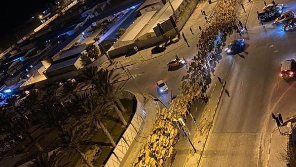 شاهد.. آلاف الإبل "تقتحم" طرابلس الليبية ليلاً