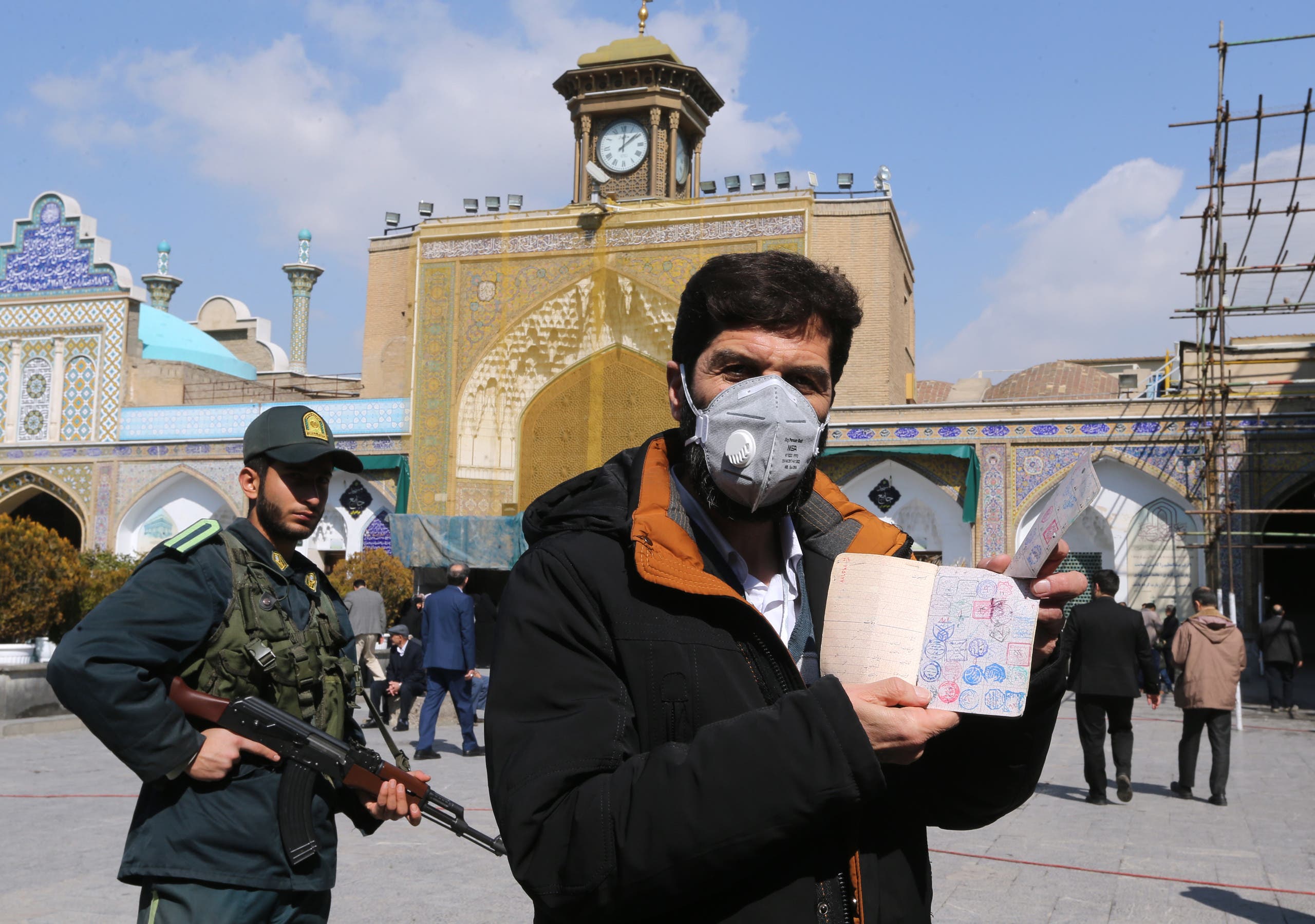 من طهران، شاب يرتدي قناعا  (21 فبراير - فرانس برس)