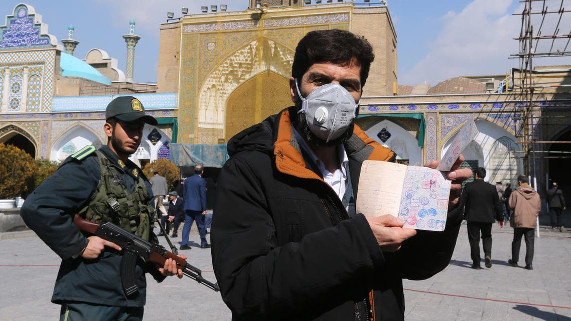 من طهران، شاب يرتدي قناعا خوفاً ن=من كورونا (21 فبراير - فرانس برس)