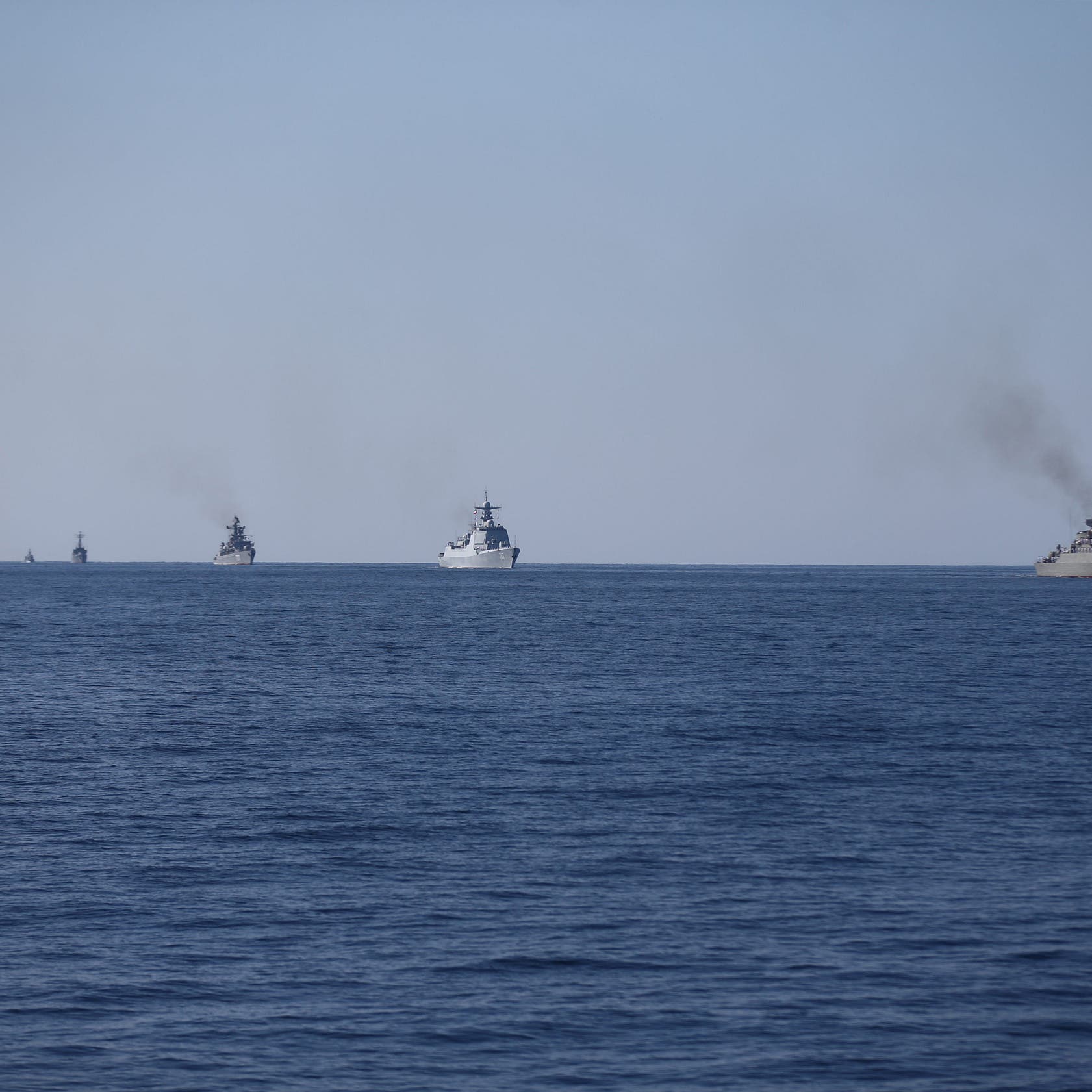 مسلحون يعتلون سفينة راسية بخليج عمان قرب سواحل إيران