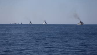 مسلحون يعتلون سفينة راسية بخليج عمان قرب سواحل إيران