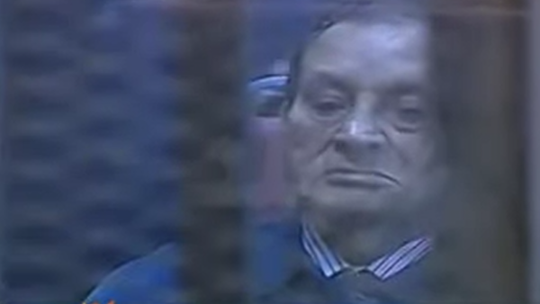 شاهد.. 3 مواقف بكى فيها حسني مبارك علناً