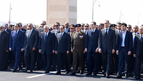 شاهد السيسي يعزي سوزان مبارك وأسرة الرئيس الراحل