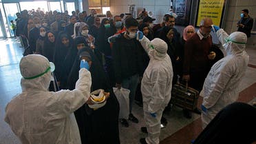 Medical staff check passengers arriving from Iran in the airport in Najaf, Iraq on Feb. 21, 2020. (File photo: AP)