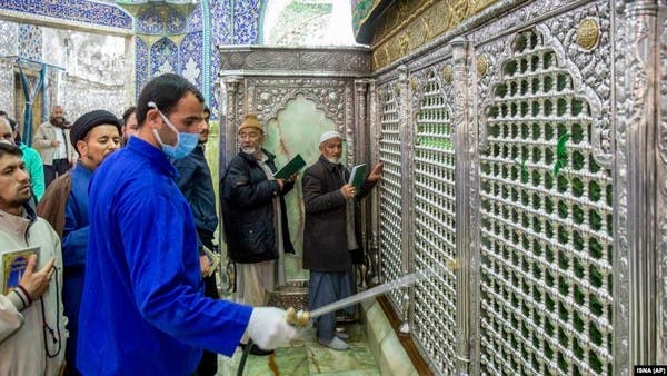 مشاهد لا تصدق.. "لعق أضرحة" في قم تحدياً لكورونا