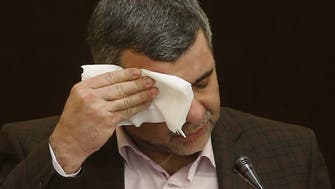 شاهد مسؤولاً إيرانياً يصيب مذيعة بالهلع.. كورونا يطاله