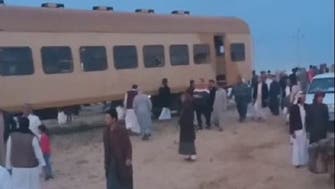 صور.. إصابات في انقلاب قطار بمرسى مطروح في مصر