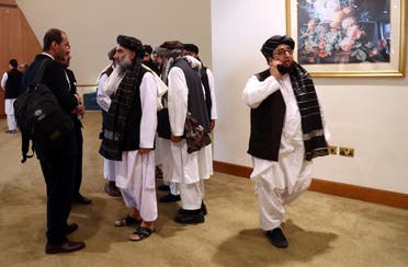 وفد من طالبان في الدوحة في 2020 قبيل توقيع اتفاق مع واشنطن (أرشيفية)