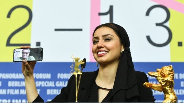  ابنة محمد رسولوف وبجوارها جائزة الدب الذهبي في برلين