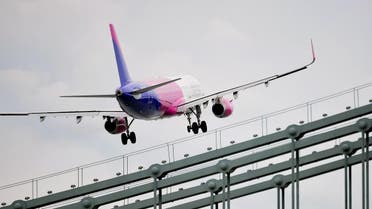 A Wizz Air Airbus A321 flies over the oldest Hungarian bridge, the 'Lanchid' (Chain Bridge) of Danube River in Budapest on May 1, 2016 during the Budapest Air Show. (File photo: AFP)