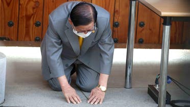 Lee Man-hee, leader of the Shincheonji Church of Jesus, bows during a press conference at a facility of the church in Gapyeong on March 2, 2020. (AFP)
