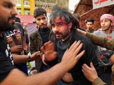 الناشط العراقي حسين رحم غارقاً في دمه