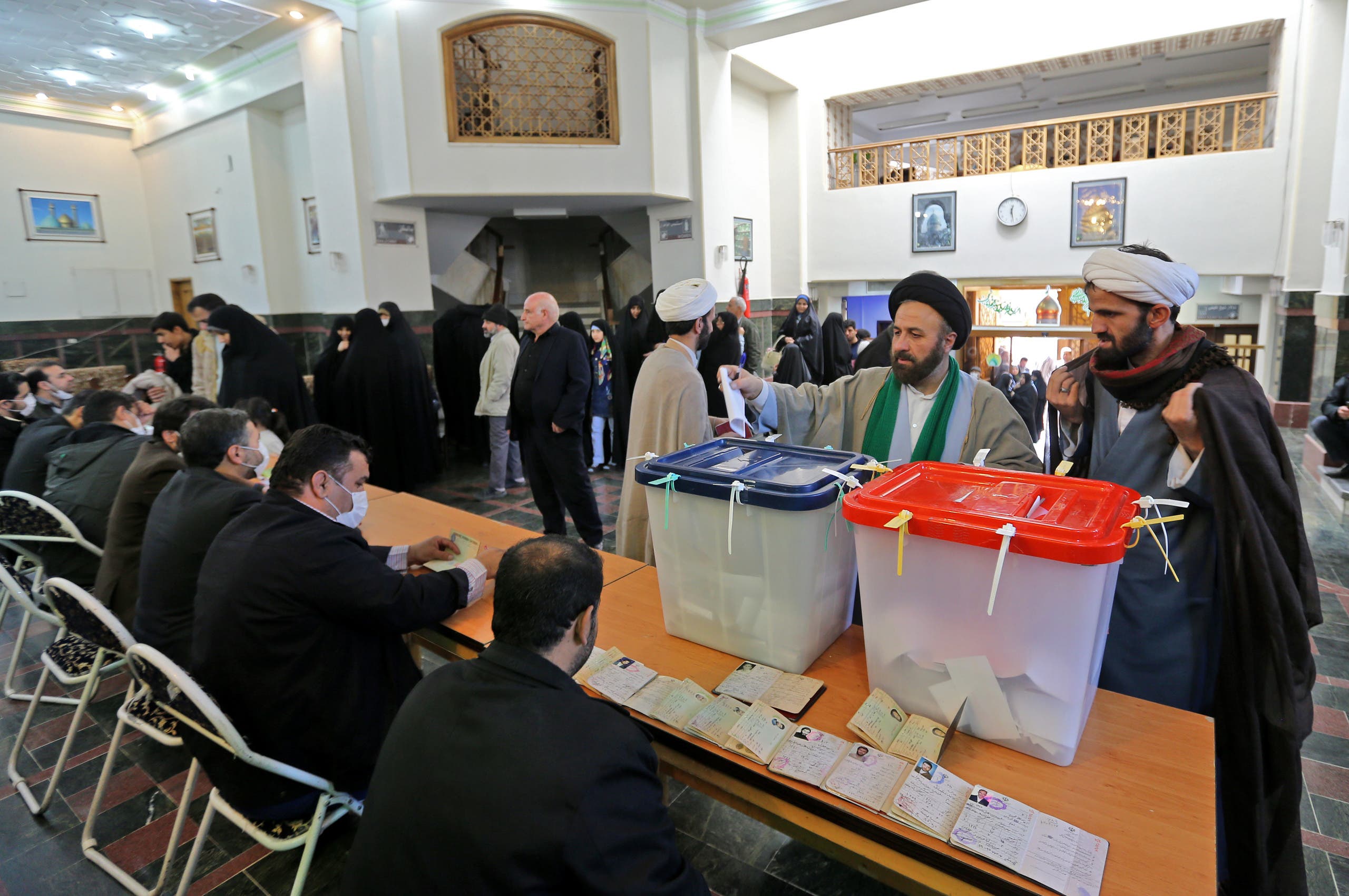 من التصويت في الانتخابات النيابية في ضواحي طهران