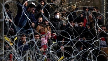 مهاجرون خلف الأسلاك االشائكة على الحدود اليونانية التركية 