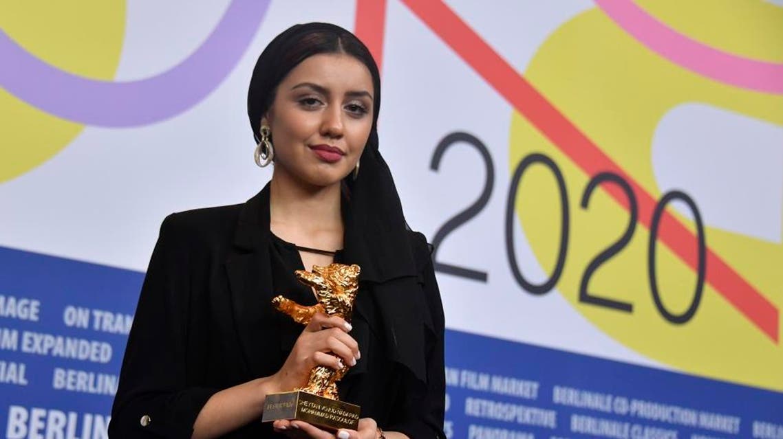 Iranian actress Baran Rasoulof recieves trophy on behalf of Iranian director Mohammad Rasoulof in Berlinale. (AFP)