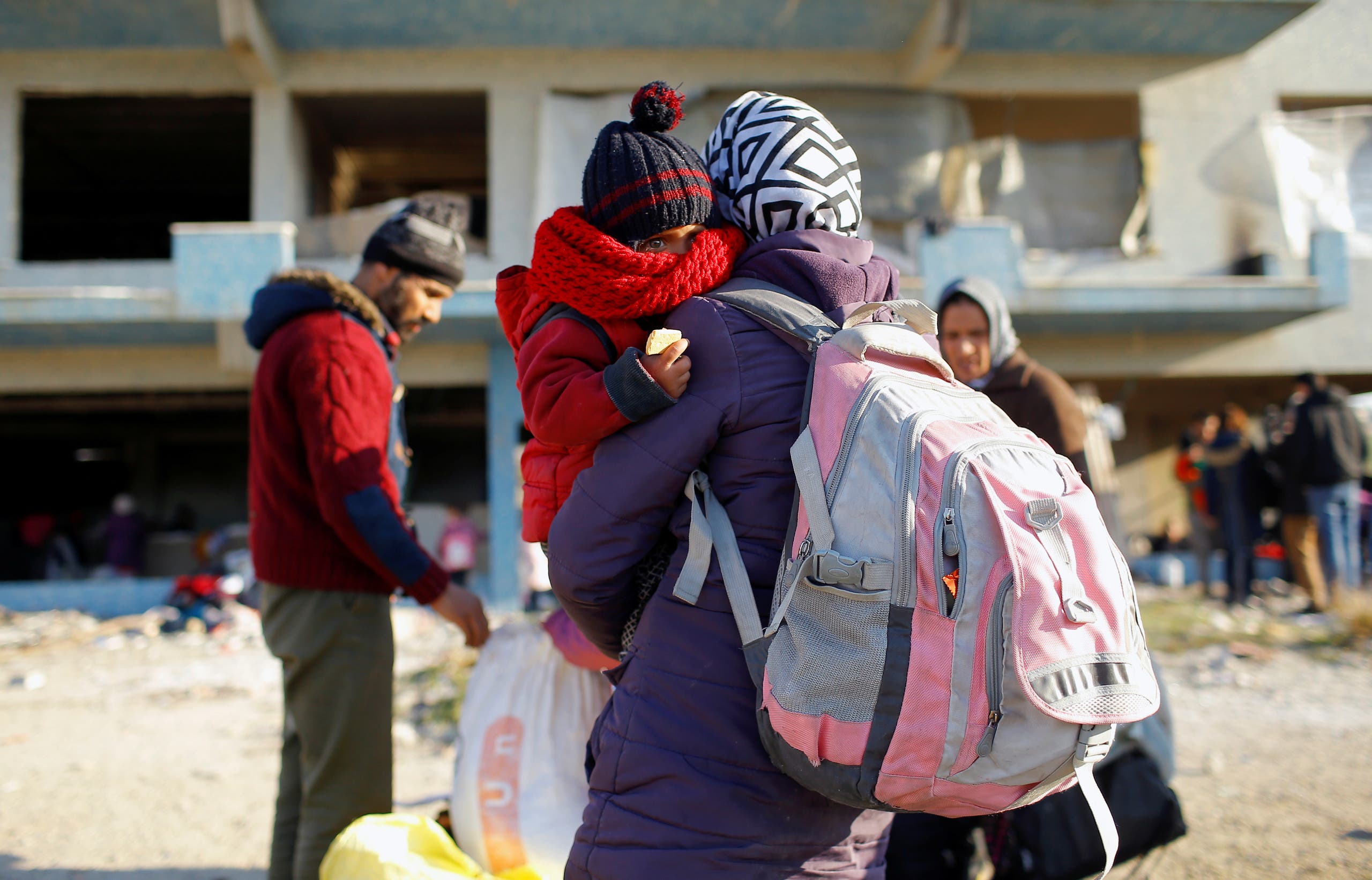 لاجئون سوريون على الحدود التركية اليونانية (رويترز)