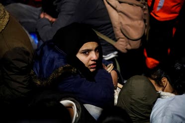 لاجئون سوريون على الحدود التركية اليونانية (رويترز)