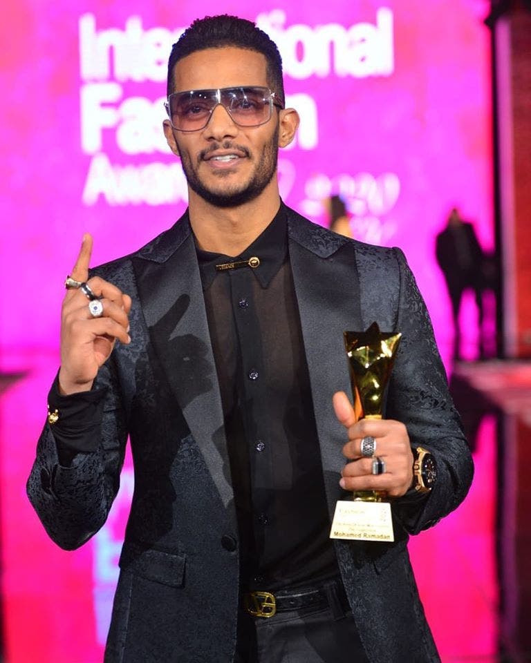 النجم محمد رمضان يحمل جائزته