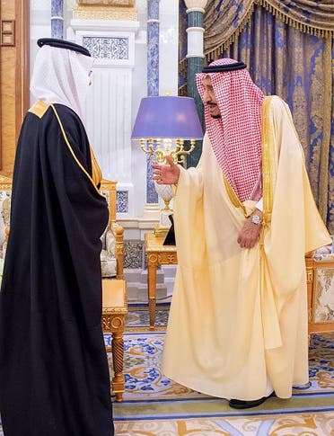 Saudi Arabia's King Salman shakes the hand of the Kingdom's new ambassador. (SPA)