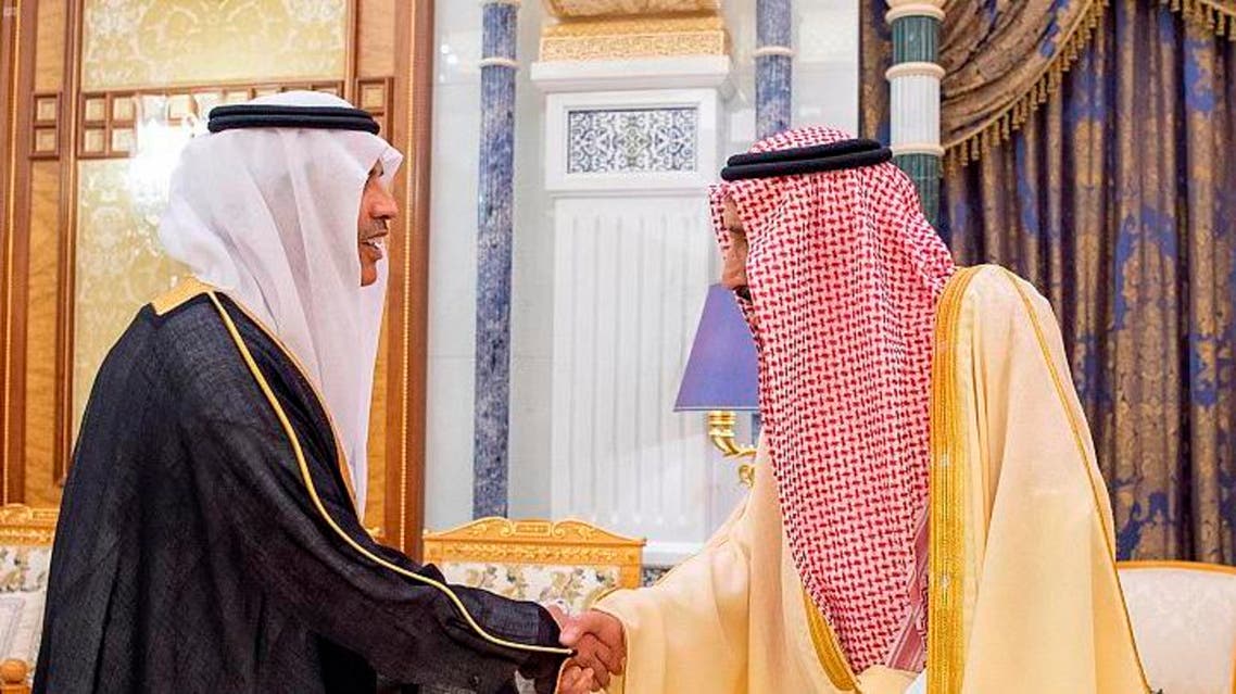 Saudi Arabia's King Salman shakes the hand of the Kingdom's new ambassador. (SPA)