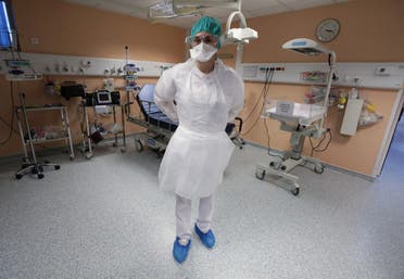 ممرضة تضع ثيابا واقية في احدى مستشفيات نيس بفرنسا