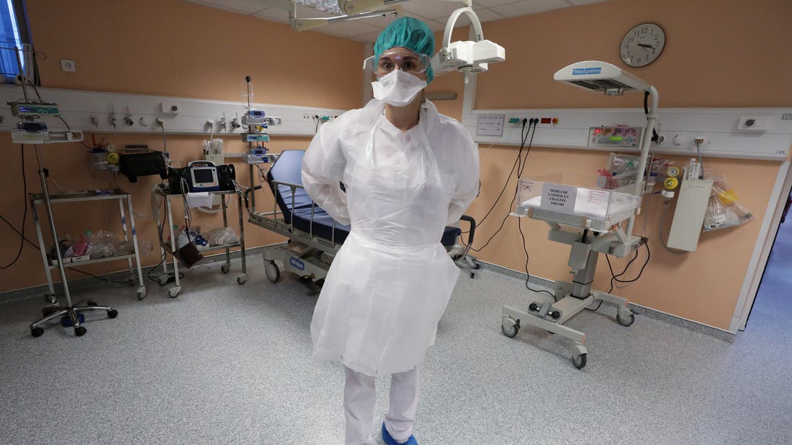 ممرضة تضع ثيابا واقية في احدى مستشفيات نيس بفرنسا في صورة بتاريخ الخامس من مارس