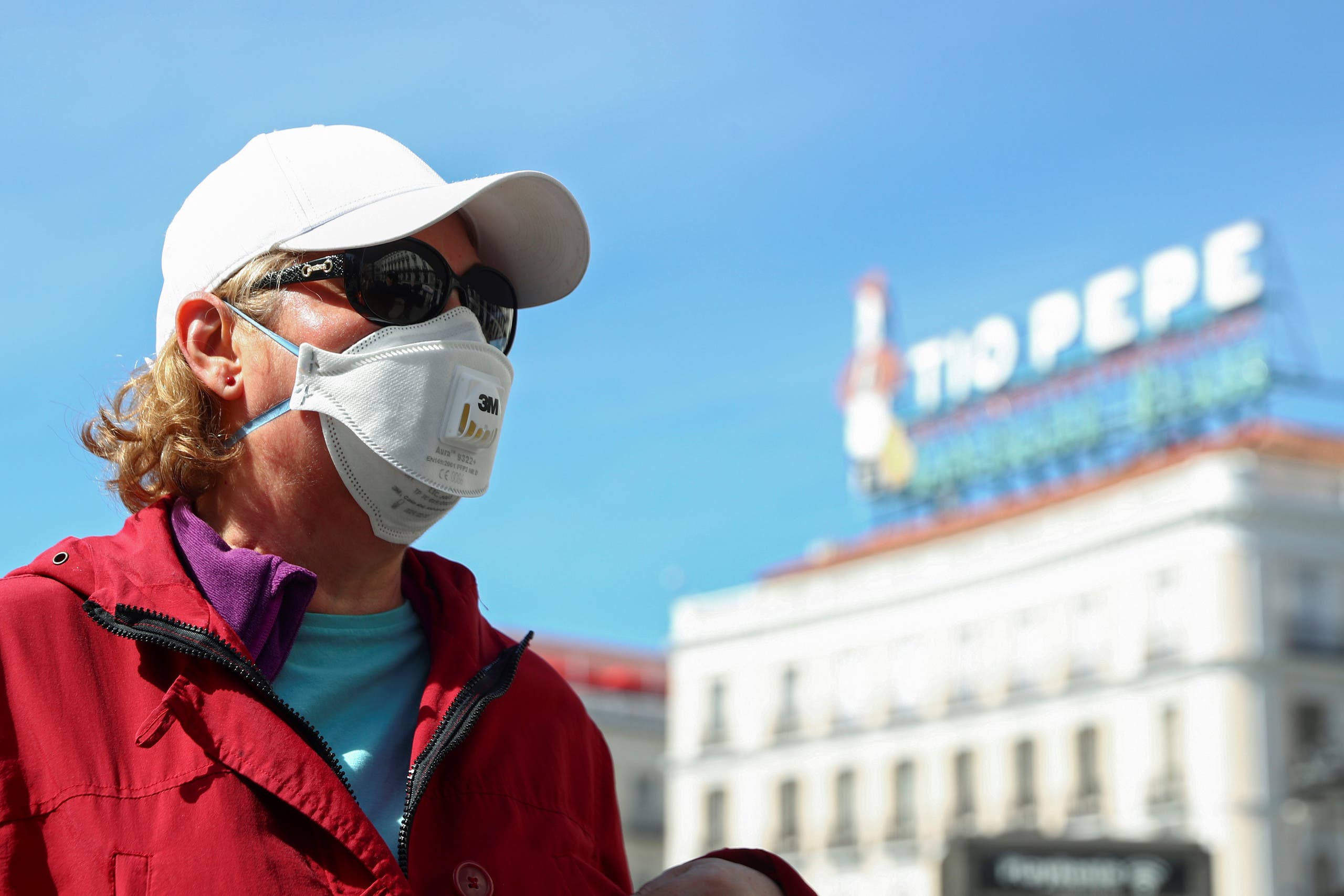 امرأة تضع قناعاً واقياً في مدريد يوم الاثنين