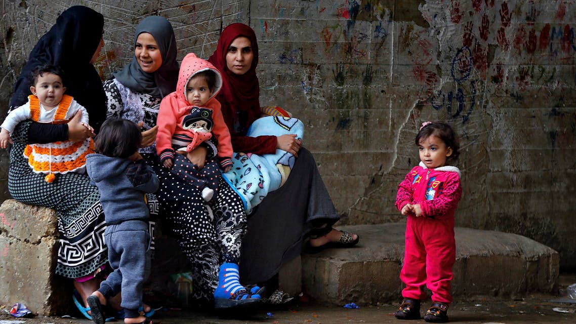 Syrian refugees women hold their children as they sit in Ouzai refugee compound, in the southern port city of Sidon, Lebanon. (File Photo: AP)