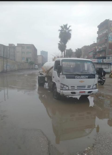 سحب مياه الأمطار المتراكمة في أحد شوارع مصر
