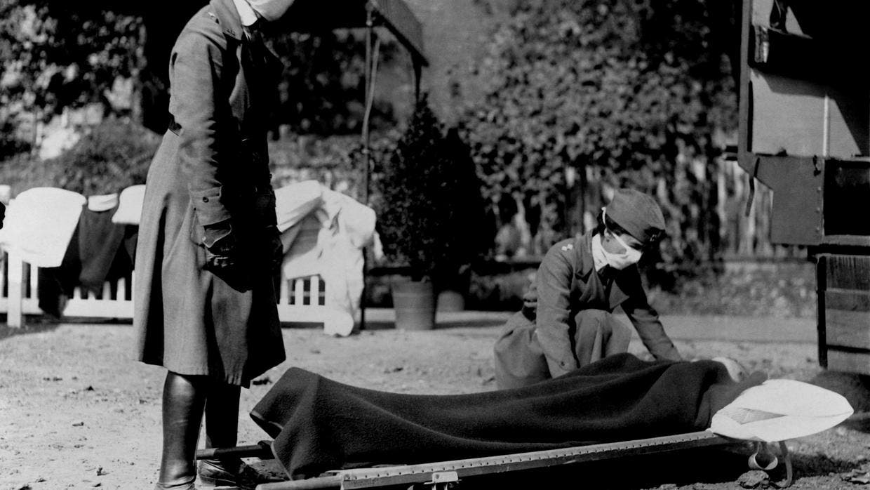 صورة لعملية نقل جثة رجل فارق الحياة بسبب الأنفلونزا الإسبانية