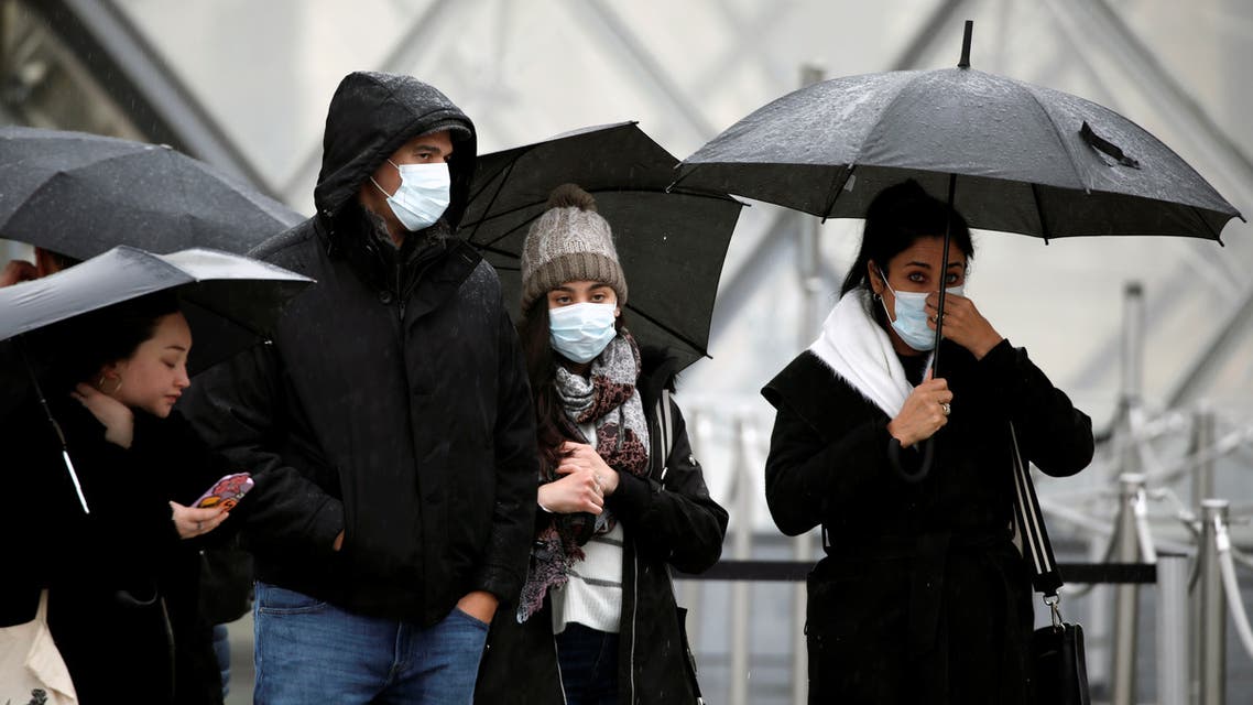 أشخاص يضعون كمامات للوقاية من خطر الإصابة بفيروس كورونا في باريس يوم الثاني من مارس