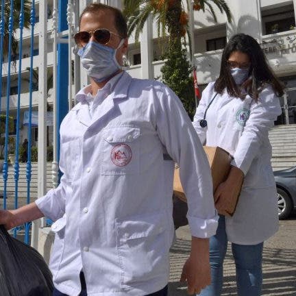 وزير الصحّة التونسي باكياً: الوباء قد يخرج عن السيطرة