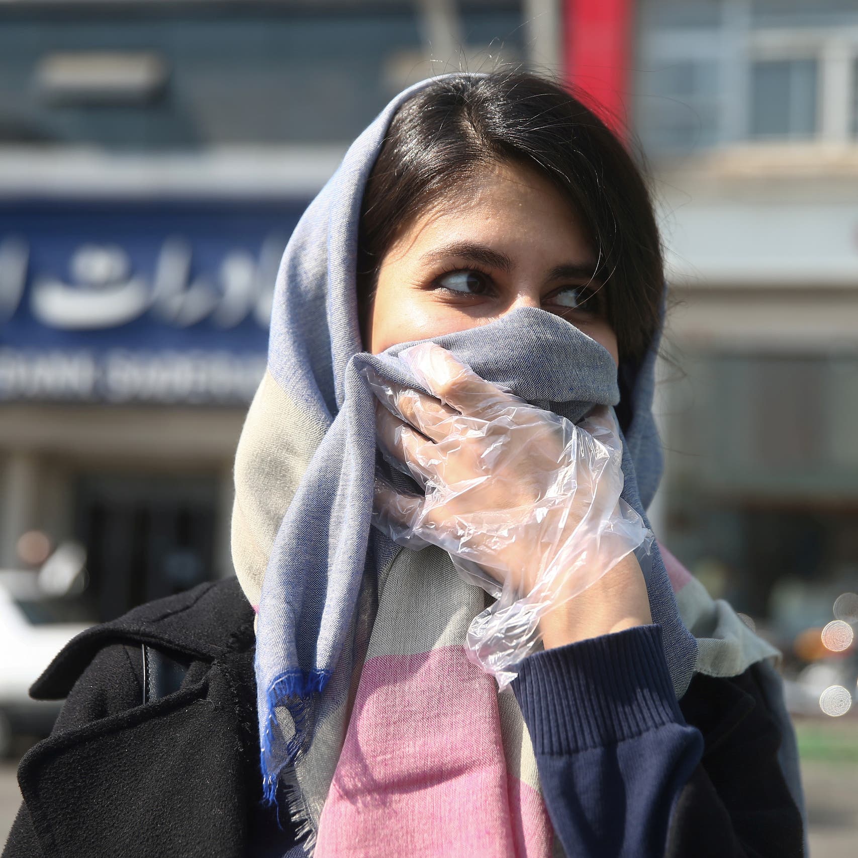 رغم العزل وتفشي كورونا.. شاهد زواراً أجانب في قم الإيرانية