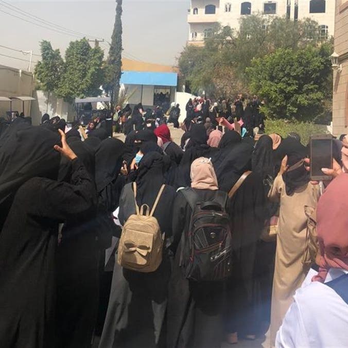 شاهد.. جامعيات بصنعاء يتظاهرن احتجاجاً على انتهاكات الحوثي