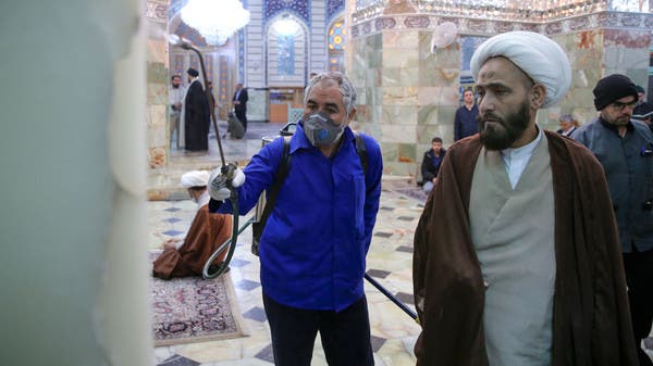 إيران.. غاضبون يحطمون باب مرقد بمشهد واشتباك مع الشرطة