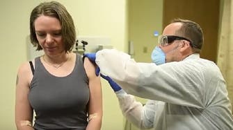 شاهد أول متطوعة مدت ذراعها للقاح كورونا