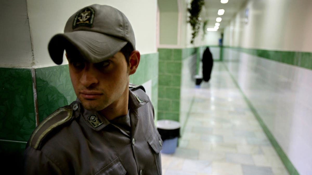 إيران.. اعتقال شخص بسبب لقائه بسجينين فرنسيين